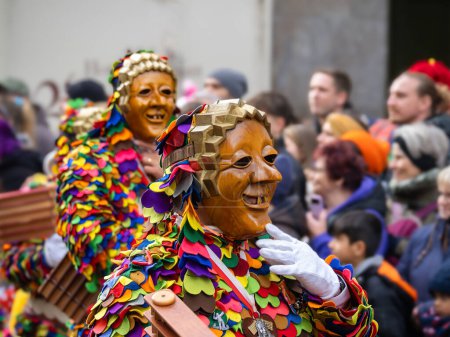 Téléchargez les photos : Une mascarade. Beau masque dans un défilé de carnaval avec des gens flous en arrière-plan. - en image libre de droit