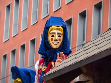 Téléchargez les photos : Une mascarade. Beau masque dans un défilé de carnaval à Fribourg-en-Brisgau, Allemagne - en image libre de droit