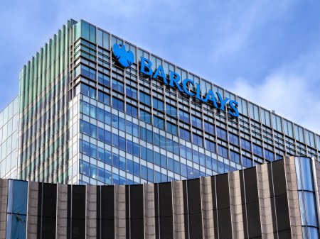 Téléchargez les photos : Londres, Royaume-Uni - 26 février 2024 : Barclays est une société financière internationale de Grande-Bretagne et la troisième banque du Royaume-Uni. - en image libre de droit