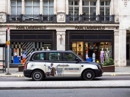 Téléchargez les photos : Londres, Royaume-Uni - 26 février 2024 : Taxi à Londres devant le magasin de mode Karl Lagerfeld - en image libre de droit
