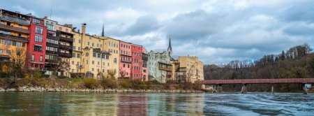 Téléchargez les photos : Wasserburg am Inn, Allemagne - 13 mars 2024 : Maisons colorées et un pont de l'historique Wasserburg am Inn, une ville dans le quartier de Rosenheim en Haute-Bavière. - en image libre de droit