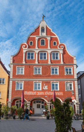 Téléchargez les photos : Memmingen, Allemagne - 14 mars 2024 : Gasthof yum Schwannen historique à Memmingen, une ville de la région administrative bavaroise de la Souabe. - en image libre de droit