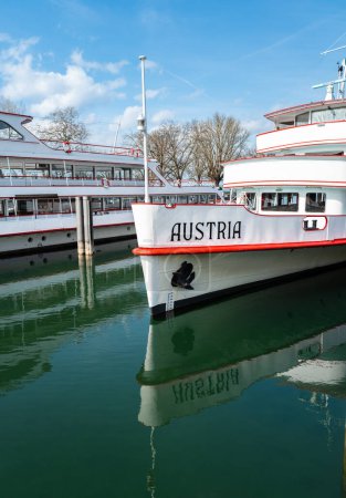 Téléchargez les photos : Bregenz, Autriche - 15 mars 2024 : Bateau touristique Autriche, naviguant sur le lac de Constance, ancré dans le port d'attache de Bregenz - en image libre de droit