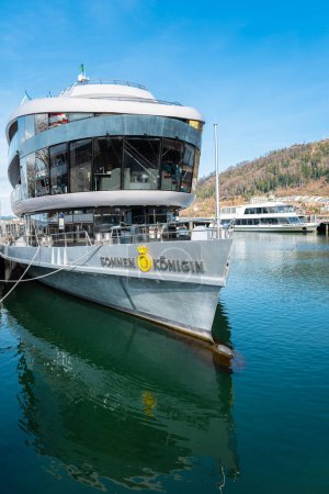 Foto de Bregenz, Austria - 15 de marzo de 2024: Barco turístico de lujo Sonnen Konigin - Reina del sol, navegando en el lago de Constanza, anclado en el puerto de Bregenz - Imagen libre de derechos