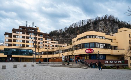 Téléchargez les photos : Feldkirch, Autriche - 15 mars 2024 : Un centre commercial moderne avec des magasins Hervis et Interspar - en image libre de droit
