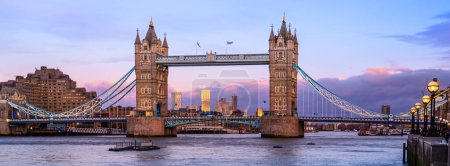 Téléchargez les photos : Londres, Royaume-Uni - 26 février 2024 : Vue panoramique du Tower Bridge à Londres au coucher du soleil - en image libre de droit