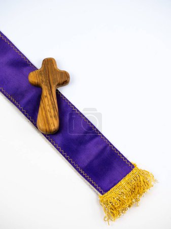 Téléchargez les photos : Des prêtres violets volés avec une croix, fond blanc - en image libre de droit