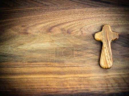 Téléchargez les photos : Croix en bois sur fond brun en bois - Concept de Pâques ou fond religieux avec espace négatif - en image libre de droit