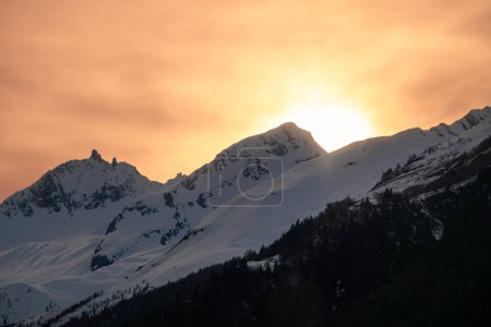 Ein glühender Sonnenuntergang hinter dem Gotthard-Gebirge in der Schweiz.