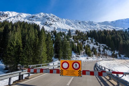 Téléchargez les photos : Barrière sur la route du col de Lukmanier en Suisse - danger d'avalanches - en image libre de droit