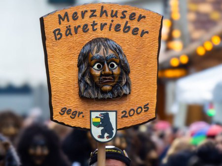 Téléchargez les photos : Fribourg-en-Brisgau, Allemagne - 12 février 2024 : Mascarade. Carnaval de défilé symbole du Club de Merzhuser Baretrieber. - en image libre de droit