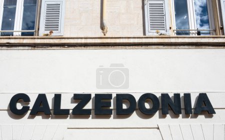 Téléchargez les photos : Menton, France - 9 avril 2024 : Le groupe Calzedonia est une entreprise qui vend des bas, des pantalons et des leggings, ainsi que des maillots de bain. - en image libre de droit