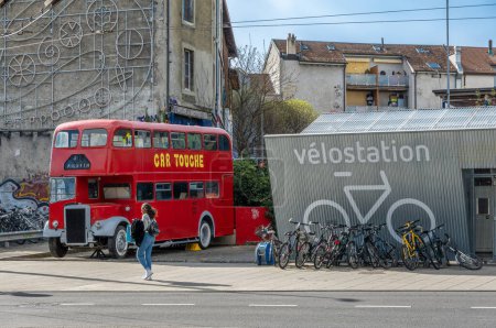 Téléchargez les photos : Genève, Suisse - 5 avril 2024 : Service de réparation d'autobus et de vélos à deux étages Old red English à Genève - en image libre de droit