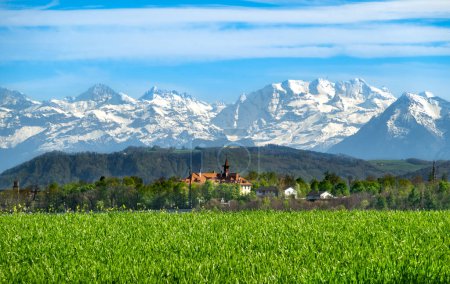 Landschaftlich reizvolles Foto aus dem schweizerischen Bern - Berner Alpen im Hintergrund