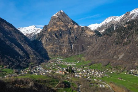 Téléchargez les photos : Olivone est une ville suisse du canton du Tessin, située dans la haute vallée du Blenio. - en image libre de droit