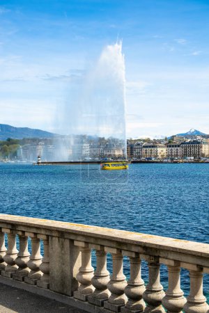 Téléchargez les photos : Jet d'eau de Genève, Suisse, est une grande fontaine et l'un des monuments les plus célèbres de la ville - en image libre de droit