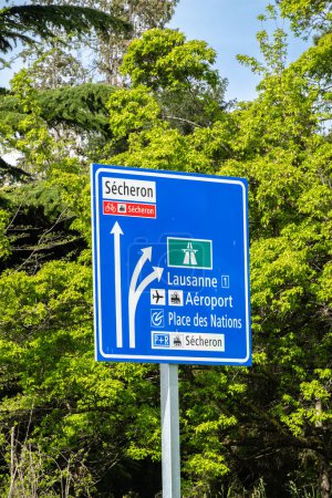 Un panneau de signalisation bleu à Genève indiquant la direction de l'autoroute, Lausanne et l'aéroport
