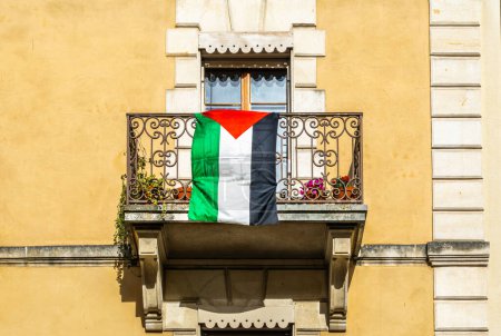 Demonstratives Aufhängen der palästinensischen Flagge auf dem Balkon eines alten Hauses in Genf