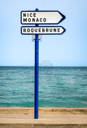 Téléchargez les photos : Panneau de signalisation pour Nice, Monaco et Roquebrune sur la côte de la mer Méditerranée - en image libre de droit