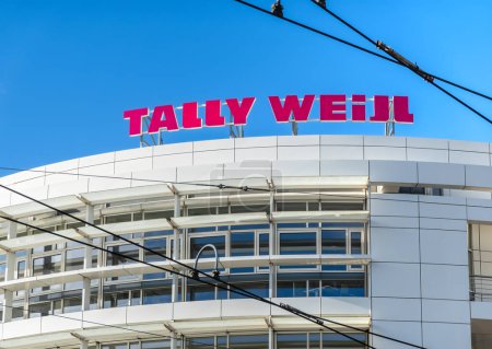 Téléchargez les photos : Bâle, Suisse - 20 avril 2024 : Tally Weijl est une entreprise suisse de vente au détail de textiles basée à Bâle. - en image libre de droit