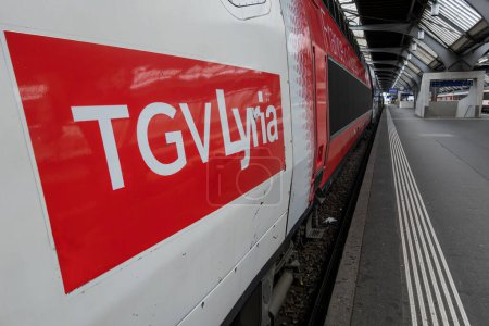 Téléchargez les photos : Zurich, Suisse - 20 avril 2024 : TGV Lyria est le nom de marque utilisé pour les lignes ferroviaires TGV reliant la France et la Suisse. - en image libre de droit