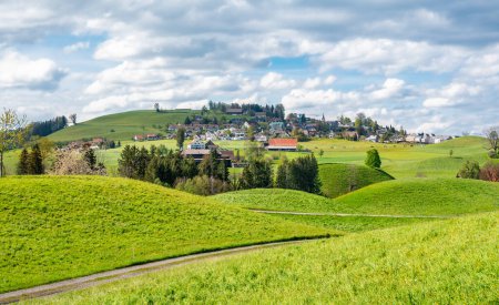Paysage de collines de Drumlin et un village de Hirzel, Suisse, en été