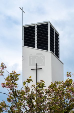 Hirzel, Schweiz - 25. April 2024: Glockenturm der katholischen Kirche St. Antonius