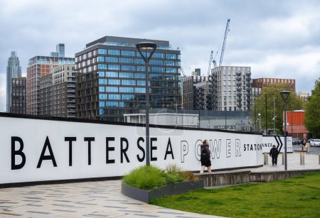 Foto de Londres, Reino Unido - 29 de abril de 2024: La zona residencial de Battersea Power Station es un desarrollo de uso mixto ubicado alrededor de la icónica Battersea Power Station en Londres.. - Imagen libre de derechos