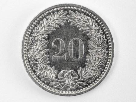 Gros plan sur une pièce de 20 cents suisse, fond blanc, face avant