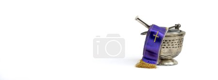 Violette Priester gestohlen und ein Metallbehälter mit Sprinkler, der in der katholischen Kirche zur Segnung mit Weihwasser verwendet wird