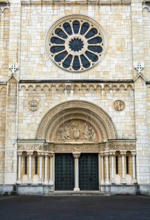 Olten, Schweiz - 25. Mai 2024: Historische romanische Kirche St. Martin - Fassade mit aufwändigen Schnitzereien, Rosenfenster und kunstvollem Torbogen.
