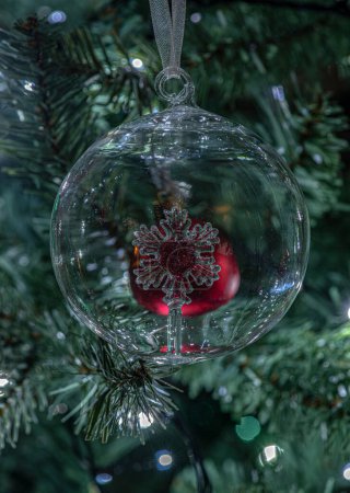 Foto de Primer plano de una bola de Navidad de cristal en un árbol de Navidad. - Imagen libre de derechos