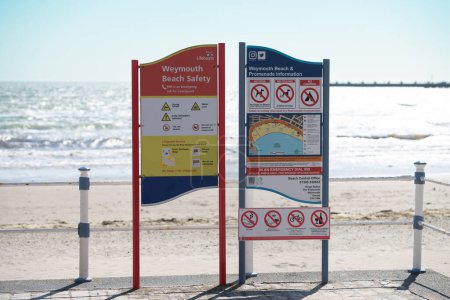 Foto de Señales de advertencia en primera línea de playa. - Imagen libre de derechos