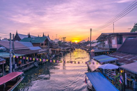 Téléchargez les photos : Beau coucher de soleil pittoresque du canal à travers le célèbre marché à Amphawa en Thaïlande - en image libre de droit