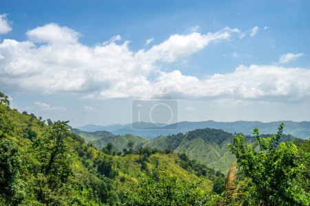 Foto de Hermosa montaña escénica en la vista del valle con el bosque verde en Chong Yen en el Parque Nacional Mae Wong en Tailandia. - Imagen libre de derechos