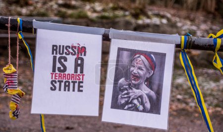 Foto de Manifestante vid ryska embajadores i Estocolmo p grund av den ryska invasionen av Ukraina i slutet av februari 2022. - Imagen libre de derechos