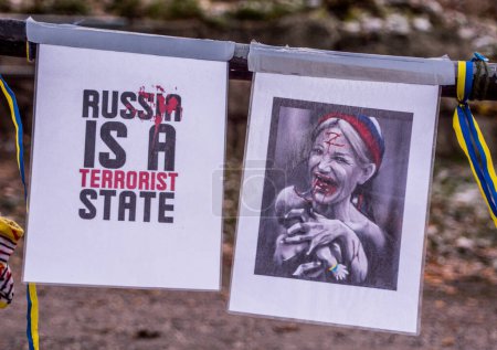 Foto de Manifestante vid ryska embajadores i Estocolmo p grund av den ryska invasionen av Ukraina i slutet av februari 2022. - Imagen libre de derechos