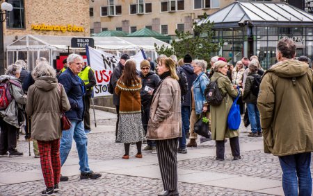 Téléchargez les photos : Manifestation à Stockholm, en Suède, contre l'accord DCA (accord de coopération en matière de défense) entre les États-Unis et la Suède qui donne aux États-Unis des droits étendus en Suède. - en image libre de droit