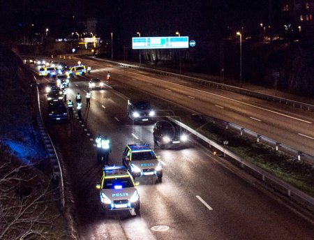 La police arrête des voitures pour trouver, vérifier, tous les types de criminels dans le sud de Stockholm, Suède.
