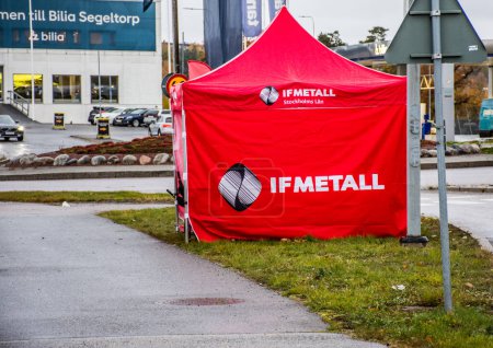 Téléchargez les photos : Grève devant le centre de service TESLA dans le sud de Stockholm, Suède. - en image libre de droit