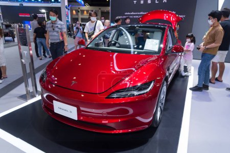 Téléchargez les photos : Bangkok, Thaïlande - 6 Dec, 2023 : Le corps complet de Tesla modèle 3 dans l'exposition de voiture d'exposition de moteur d'arène d'impact - en image libre de droit