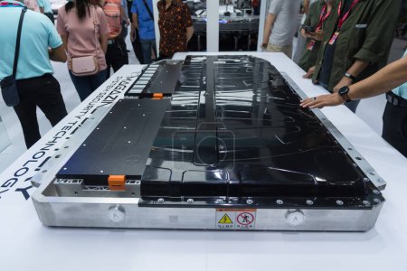 Téléchargez les photos : Bangkok, Thaïlande - 6 Dec, 2023 : Batterie modèle de modèle Aion show in impact arena motor expo car show - en image libre de droit
