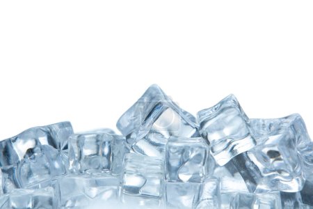 Foto de Cubitos de hielo aislados sobre fondo blanco vista frontal - Imagen libre de derechos