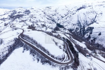 Foto de Vista aérea desde un dron del paisaje nevado en Puerto del Caracol, valles Pasiegos de Cantabria - Imagen libre de derechos