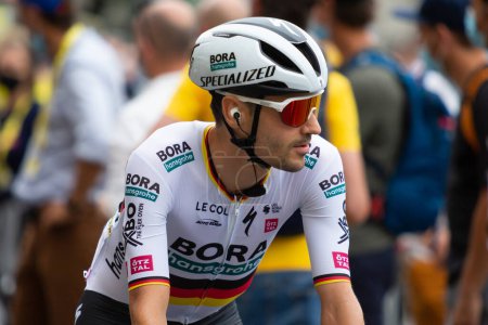 Téléchargez les photos : Bilbao, Espagne - 1 juillet 2023 Le cycliste EMANUEL BUCHMANN, de l'équipe BORA - HANSGROHE, lors de la présentation du Tour de France dans la première étape du Tour 2023 avec départ et arrivée à Bilbao - en image libre de droit