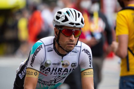 Téléchargez les photos : Bilbao, Espagne - 1 juillet 2023 Le cycliste MIKEL LANDA, de l'équipe BAHRAIN VICTORIOUS, lors de la présentation du Tour de France dans la première étape du Tour 2023 avec départ et arrivée à Bilbao - en image libre de droit