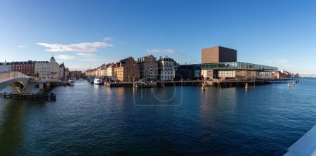 Téléchargez les photos : Copenhague, Danemark - 22 octobre 2023 : vue panoramique sur la ville de Copenhague, avec le quartier Nyhavn et la Playhouse - en image libre de droit