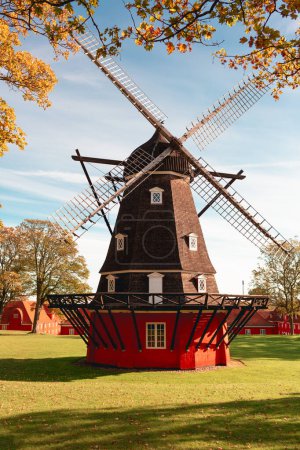 Téléchargez les photos : Ancien moulin à vent situé dans Churchill Park à Copenhague, Danemark - en image libre de droit