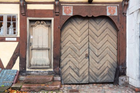 Téléchargez les photos : Odense, Danemark - 21 octobre 2023 : Portes en bois d'un bâtiment historique de 1631 conservé dans la ville. - en image libre de droit