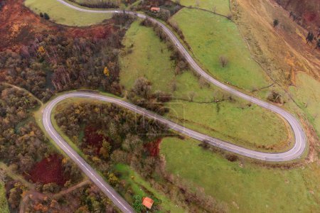 Foto de Vista aérea de la carretera hacia Alto del Caracol, en los valles de Pasiegos de Cantabria. - Imagen libre de derechos